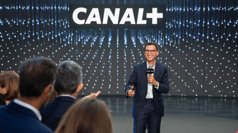 Maxime Saada, inaugurant un nouveau plateau dédié aux émissions sportives, au sein du siège de Canal+ à Issy-les-Moulineaux, en septembre 2026 (photo D.R.).