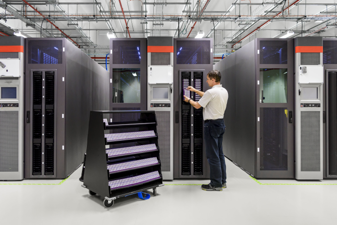 Employé dans un data center de Google (photo D.R.).