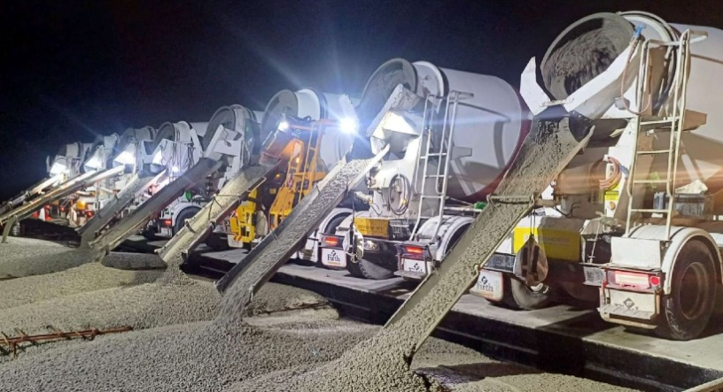 L'année dernière, les équipes de Fletcher Construction ont battu un record en coulant plus de 1 300 m³ de béton en une seule nuit, dans le cadre du projet projet Taxiway Mike pour l'aéroport international d'Auckland (photo D.R.).