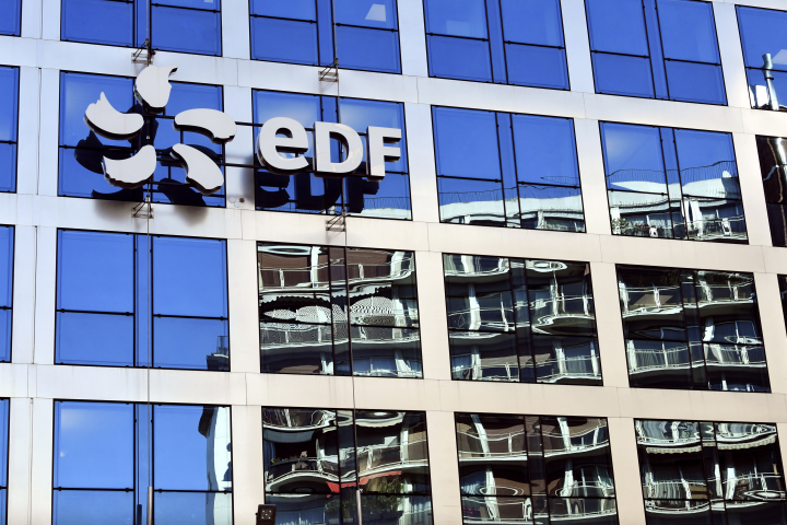 Le logo d’EDF sur la façade de son siège parisien (Photo : Alain Jocard / AFP)