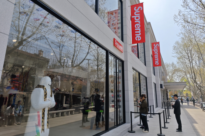 Magasin Supreme de Shanghai (Photo by CFOTO / NurPhoto / NurPhoto via AFP)