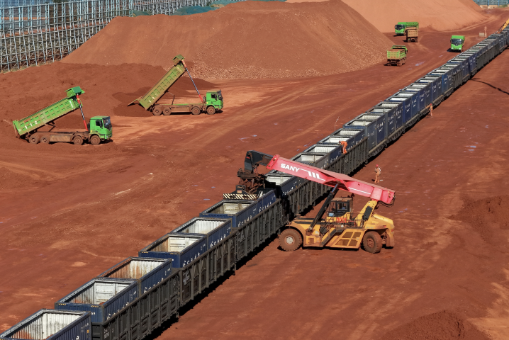 Bauxite. Photo par CFOTO / NURPHOTO / NURPHOTO VIA AFP