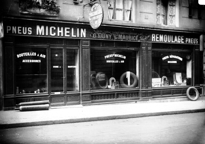 Devanture de magasin de pneu Michelin (1920) - LEEMAGE VIA AFP