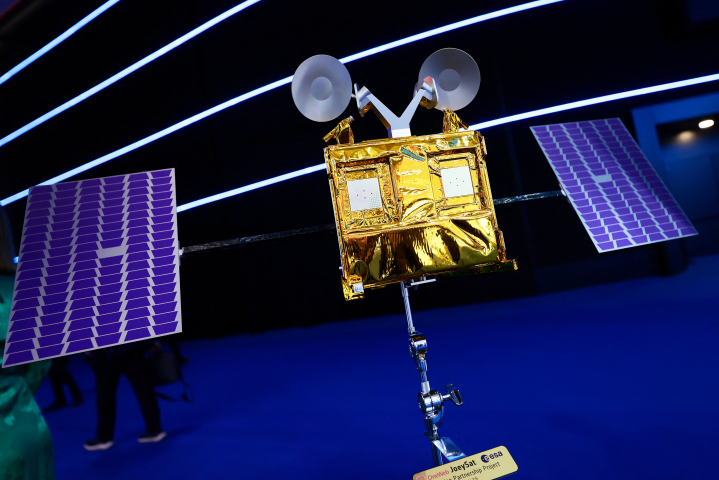 L'opérateur français de satellites Eutelsat a dépassé les attentes avec ses résultats annuels - Photo by Joan Cros/NurPhoto) (Photo by Joan Cros / NurPhoto / NurPhoto via AFP