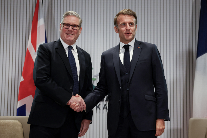 Keir Starmer, Premier ministre du Royaume-Uni et Emmanuel Macron, président de la République française - Suzanne Plunkett / POOL / AFP