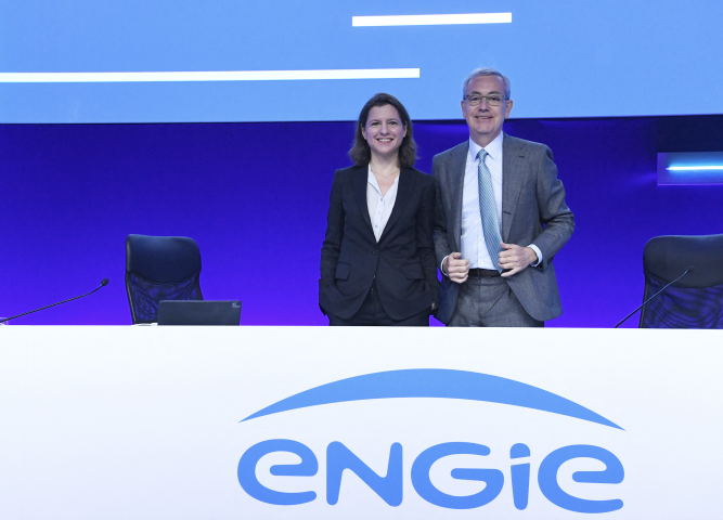 Catherine MacGregor, directrice générale, et Jean-Pierre Clamadieu, président d'Engie - crédits : Eric PIERMONT / AFP