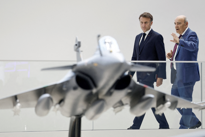 Le Président Emmanuel Macron et Eric Trappier, le président-directeur général de Dassault Aviation - Photo by Benoit Tessier / POOL / AFP