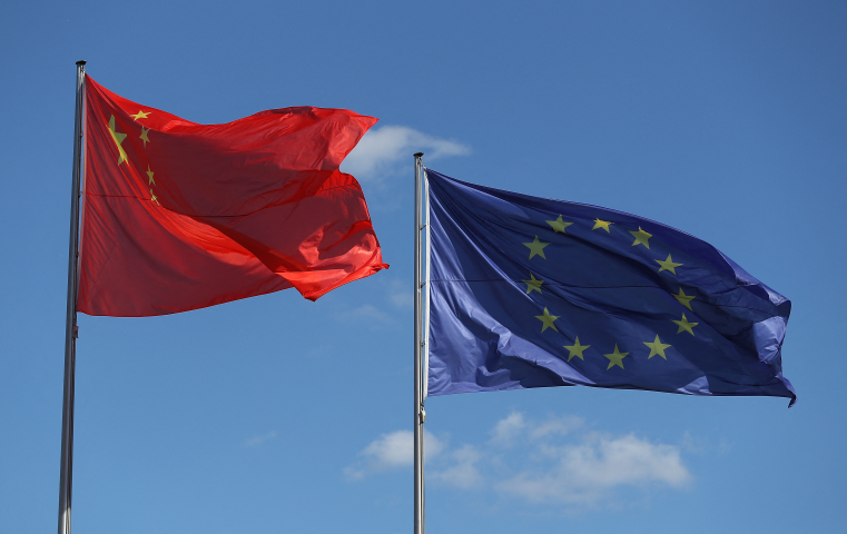 Drapeau chinois et européen. Photo par SEAN GALLUP / GETTY IMAGES EUROPE / GETTY IMAGES VIA AFP