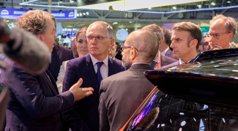 Carlos Tavares et Emmanuel Macron au Mondial de l'Automobile de Paris (crédits : Stellantis)