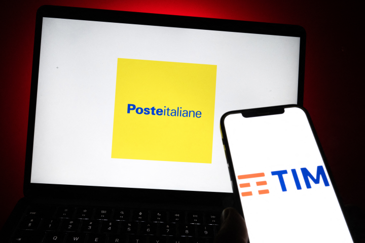 Poste Italiane vise le contrôle total de TIM et son retrait de la Bourse de Milan. (MARCO BERTORELLO / AFP)