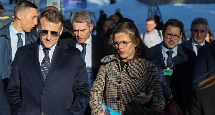 Emmanuel Macron et Victoire Vandeville - Photo par LUDOVIC MARIN / AFP