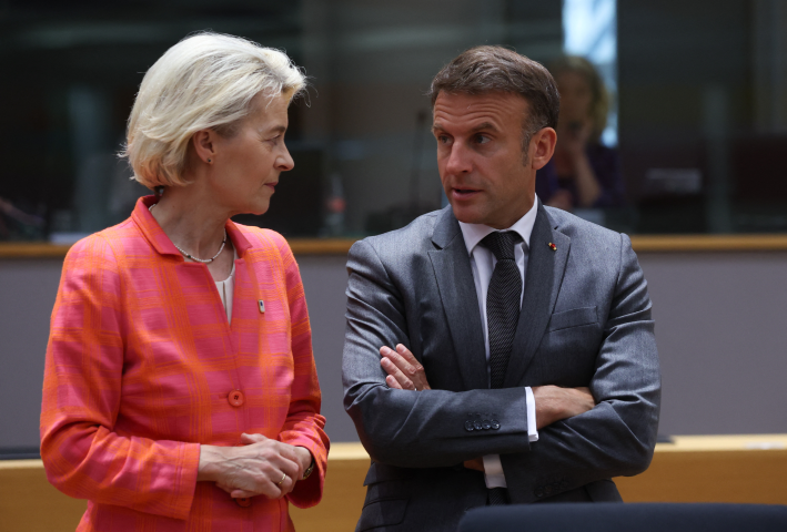Ursula von der Leyen, présidente de la Commission européenne et Emmanuel Macron, président de la République - Olivier HOSLET / POOL / AFP