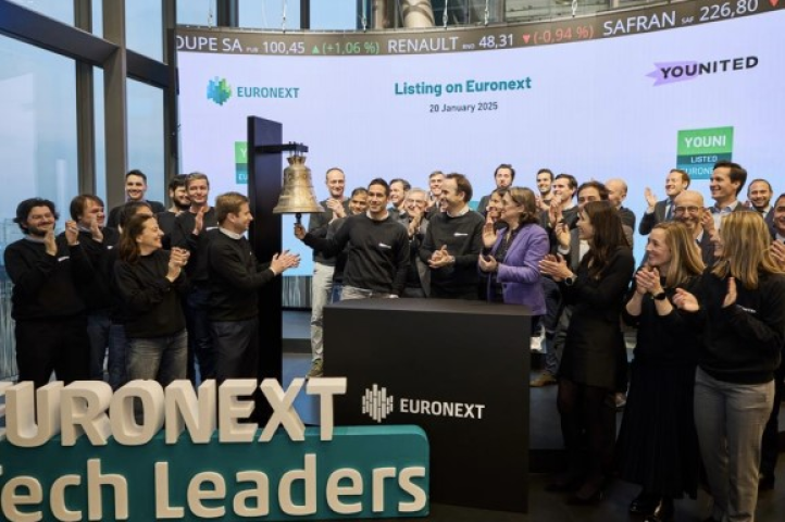 : Charles Egly, CEO et cofondateur de Younited a sonné la cloche ce soir, aux côtés de son équipe et en présence de Delphine d’Amarzit, CEO 
d’Euronext Paris, lors d'une cérémonie pour célébrer la cotation sur Euronext Paris de Younited