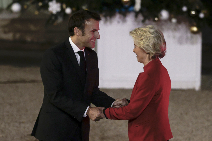 Emmanuel Macron, président de la République et Ursula von der Leyen, présidente de la Commission européenne - GEOFFROY VAN DER HASSELT / AFP
