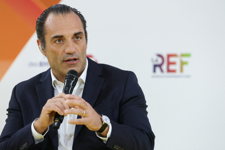 Antonio Filosa, directeur général de Stellantis, prend la parole lors de la REF, organisée par le MEDEF, sur le site de Roland-Garros à Paris, le 26 août 2026. (Photo : Thomas SAMSON / AFP)