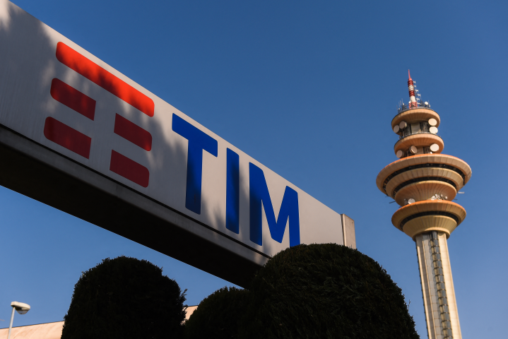 Vivendi compte faire appel de la décision du tribunal de Milan sur la vente du réseau fixe de Telecom Italia (TIM) - Photo by Miguel MEDINA / AFP