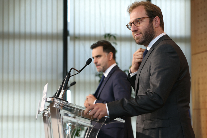 Les ministres Laurent Saint-Martin et Antoine Armand (Photo by Alain JOCARD / AFP)