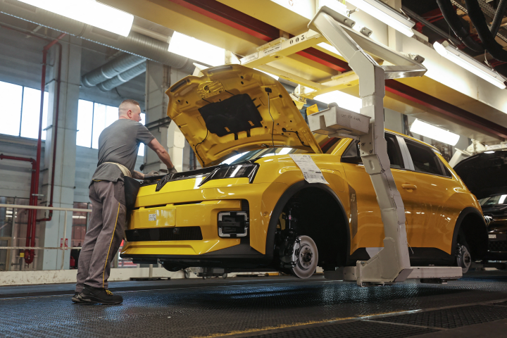 La nouvelle Renault 5 symbolise la montée en puissance de l’électrique en France (Photo by FRANCOIS LO PRESTI / AFP)