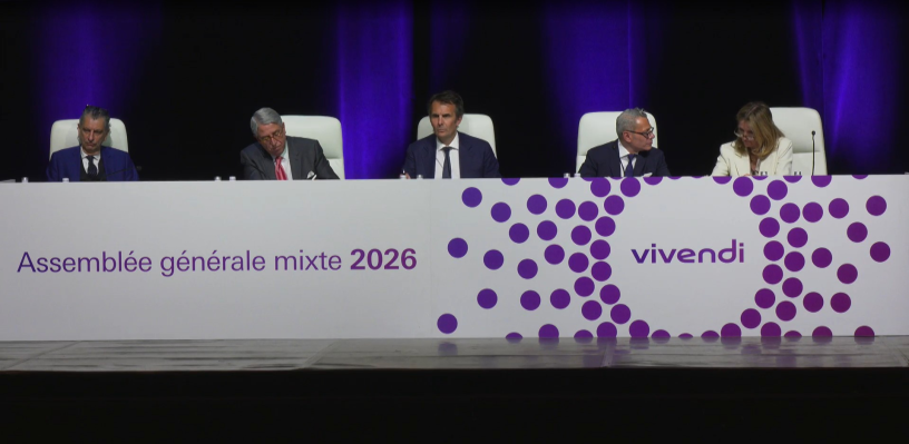 Au centre, Yannick Bolloré, président du conseil de surveillance de Vivendi, avec à sa droite Arnaud de Puyfontaine, président du directoire, lors de l’assemblée générale des actionnaires du groupe, le 21 avril 2026.