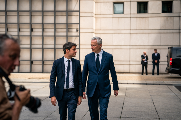 Gabriel Attal (à gauche), ministre délégué chargé des Comptes publics, et Bruno Le Maire (à droite), ministre de l'Économie (Xose Bouzas/Hans Lucas via AFP)