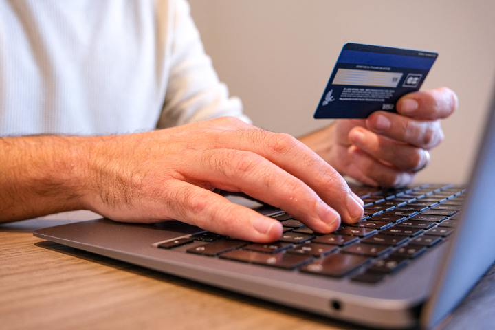 Paiement en ligne. Photo by Nicolas Guyonnet / Hans Lucas via AFP