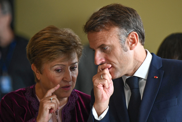 Kristalina Georgieva, directrice générale du FMI et Emmanuel Macron, président de la République française - Photo par LEON NEAL / POOL / AFP