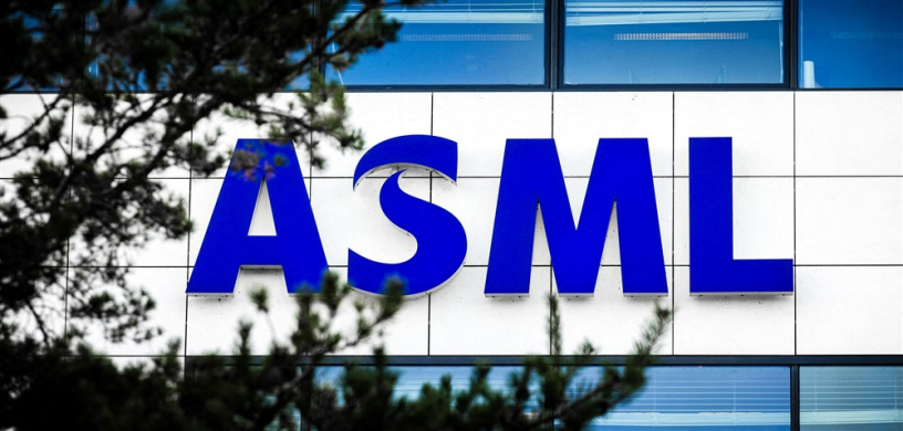 Le logo d'ASML à son siège social de Veldhoven, aux Pays-Bas - Photo by ROB ENGELAAR / ANP MAG / ANP via AFP)