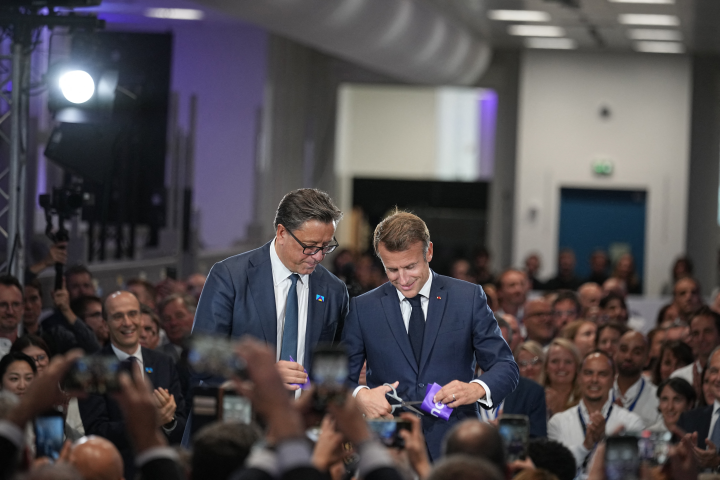 Emmanuel Macron, président de la République, inaugurant une usine Sanofi près de Lyon. Photo by Laurent Cipriani / POOL / AFP