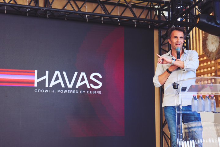 Yannick Bolloré, président-directeur général d’Havas, lors d’une conférence de presse du groupe à Cannes. © Stéphane Sby Balmy