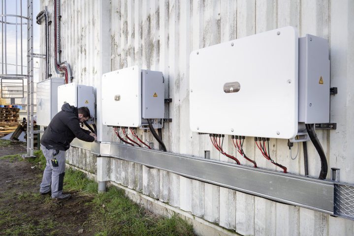 Technicien travaillant sur une installation photovoltaïque. Photo by Jean-François FORT / Hans Lucas / Hans Lucas via AFP