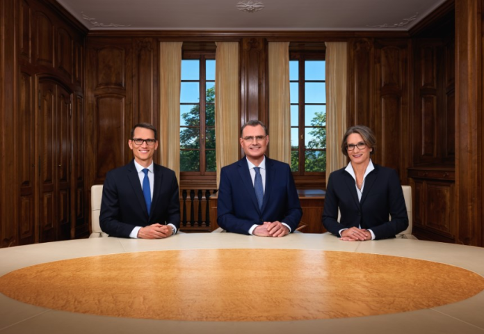 Martin Schlegel,  vice-président de la Direction générale de la BNS, Thomas Jordan, président de la BNS,  Andréa Michaela Maechler, membre de la Direction générale de la BNS - photo issue du site de la BNS
