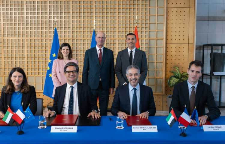 Signature pour la création de la joint-venture. Debout : Clara Chappaz, Eric Lombard, H.E Khaldoon Al Mubarak (EAA & AIATC, UAE). Assis : Laura Chaubard (Ecole Polytechnique), Nicolas Dufourcq (BPI), Ahmed Yahia Al Idrissi (MGX), Arthur Mensch (Mistral AI). crédits : Bouygues