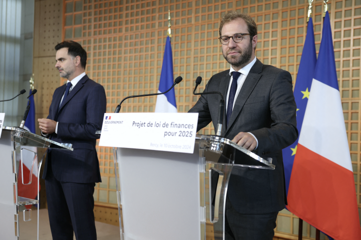 Les ministres Antoine Armand, ministre de l’économie, des finances et de l’industrie, et Laurent Saint Martin, ministre auprès du Premier ministre, chargé du budget et des comptes publics. Photo by Alain JOCARD / AFP