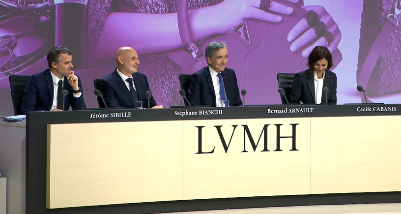 Au centre, Bernard Arnault, président-directeur général de LVMH, entouré notamment de Stéphane Bianchi et de Cécile Cabanis, lors de l’assemblée générale du groupe le 23 avril 2026.