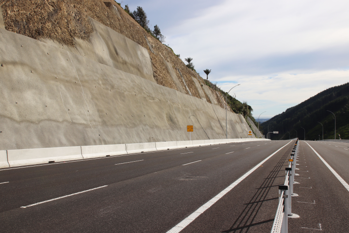 WELLINGTON, NOUVELLE-ZÉLANDE – 30 MARS : Le tronçon de Wainui Saddle, sur la nouvelle portion Transmission Gully de l’autoroute SH1. Photo Getty Images via AFP