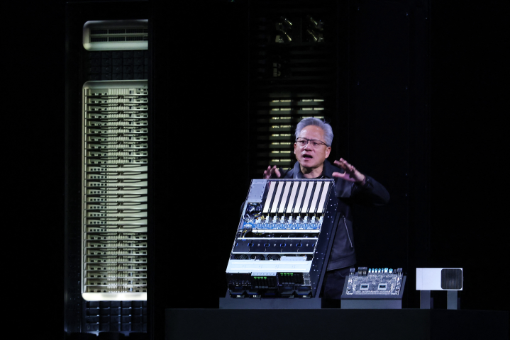 Jensen Huang, président-directeur général de Nvidia, lors de son discours d'ouverture à la conférence Nvidia GTC (GPU Technology Conference) au Walter E. Washington Convention Center, le 28 octobre 2025 (Photo by Anna Moneymaker / GETTY IMAGES NORTH AMERICA / Getty Images via AFP)