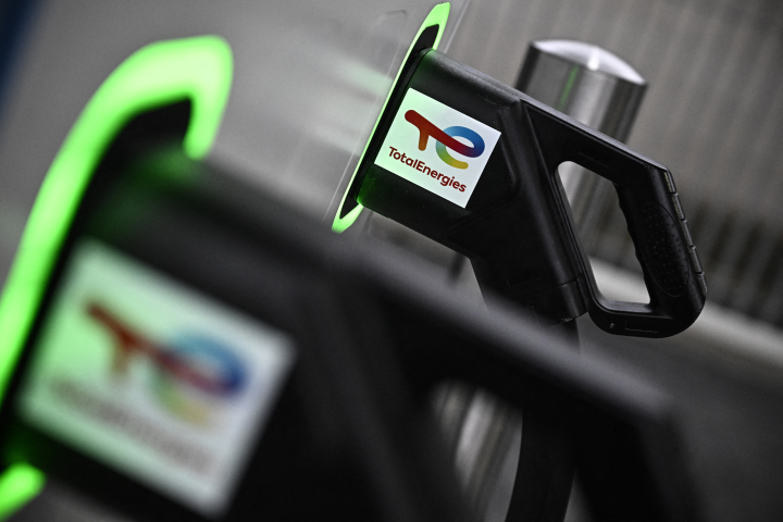 Recharge électrique TotalEnergies (Photo by JULIEN DE ROSA / AFP)
