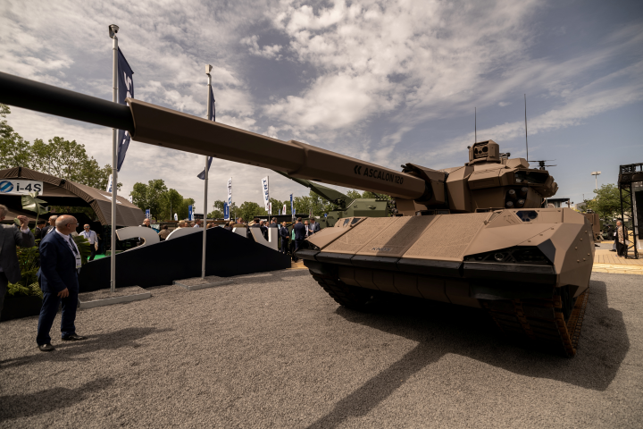 Le démonstrateur CAPINT de KNDS, présenté à Eurosatory le 15 juin 2026. Ce char intermédiaire franco-allemand, destiné à entrer en service dans les années 2030, associe un châssis dérivé du Leopard et une tourelle française de nouvelle génération.
(Julien de Rosa / AFP)