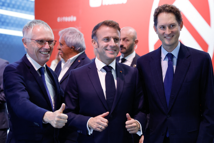 Carlos Tavares, Emmanuel Macron et John Elkann (Photo by Ludovic MARIN / POOL / AFP)