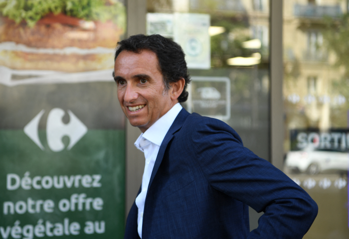 Alexandre Bompard, président-directeur général de Carrefour (©Photo by Eric PIERMONT / AFP)