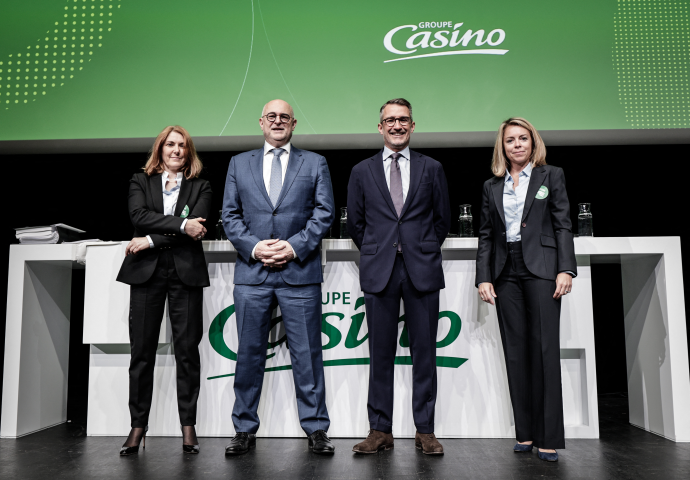 De gauche à droite, Béatrice Davourie, la directrice juridique, Laurent Pietraszewski, le président du conseil d'administration, Philippe Palazzi, le directeur général, Angélique Cristofari, la directrice financière de Casino - Photo by STEPHANE DE SAKUTIN / AFP