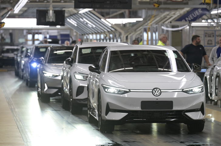 Voitures électriques produites en Europe. Photo by FABIAN BIMMER / AFP