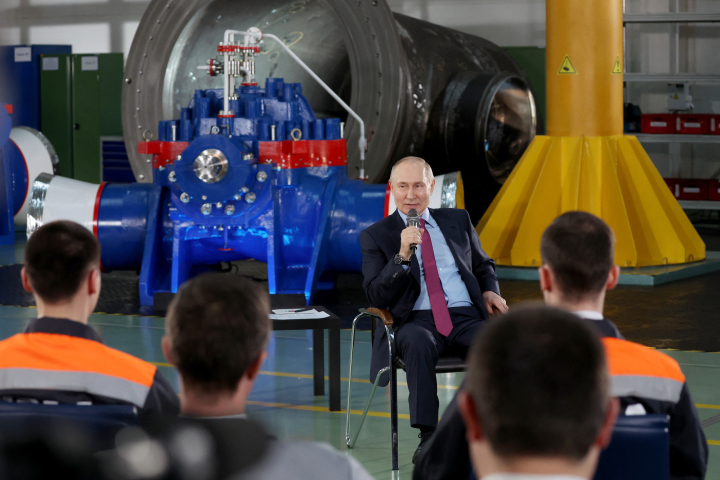 Vladimir Poutine, président russe, en visite dans une usine. Photo by Alexander RYUMIN / POOL / AFP