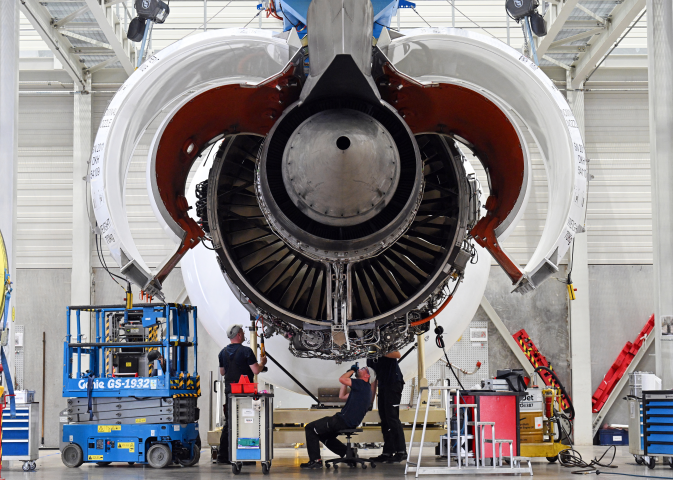 Des techniciens s’affairent sur un moteur Trent XWB destiné à l’A350, dans les ateliers de N3 Engine Overhaul Services à Arnstadt, en Thuringe (Allemagne), le 17 juillet 2025 - dpa Picture-Alliance via AFP