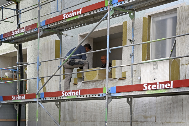 Travaux d'isolation sur un bâtiment. Photo by Frank Hoermann/SVEN SIMON / SVEN SIMON / dpa Picture-Alliance via AFP