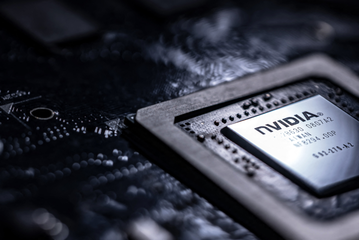 Nvidia capte aujourd’hui 93 % dumarché des GPU, processeurs graphiques utilisés massivement pour l’entraînement et l’exécution des modèles d’IA (Photo by JOEL SAGET / AFP)