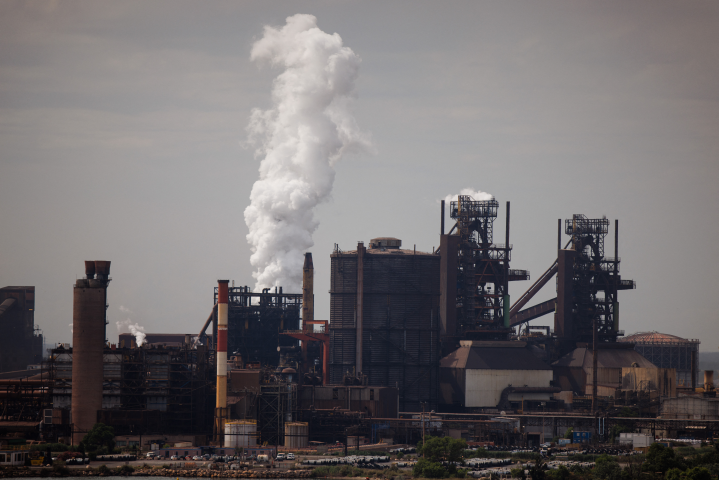 Site d'ArcelorMittal à Fos-sur-Mer. (Photo by CLEMENT MAHOUDEAU / AFP)