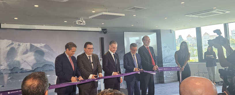 Nicolas Namias, président du directoire de BPCE, entouré du ministre portugais de l’Économie, du maire de Lisbonne Carlos Moedas et d’Etienne Huret, responsable de Natixis in Portugal, lors de l’inauguration des nouveaux locaux de Natixis à Lisbonne, le 29 mai 2026.