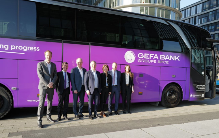 Nicolas Namias au centre, lors du lancement de BPCE Equipment Solutions, en mars 2025.