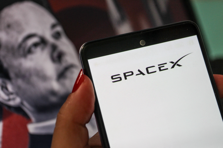 Elon Musk et le logo SpaceX (Photo : Imen Ben Youssef / Hans Lucas / Hans Lucas via AFP)